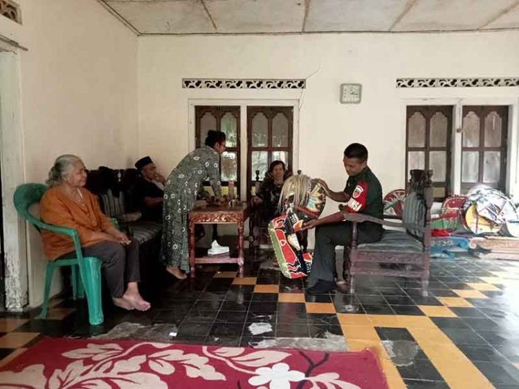Babinsa Koramil 14 Madukara melaksanakan Komsos