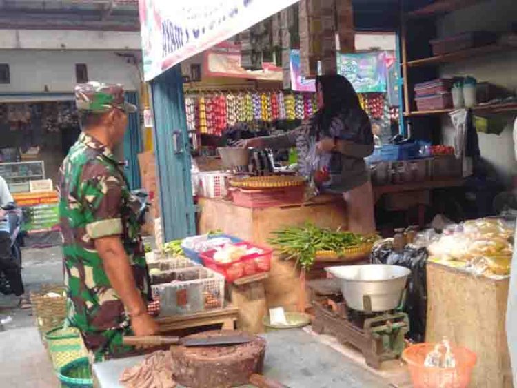 Jalin Keakraban, Babinsa Komunikasi Sosial Dengan Pedagang