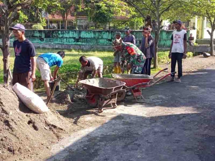 Babinsa Madukara Bantu Perbaikan Jalan Di Desa Bantarwaru