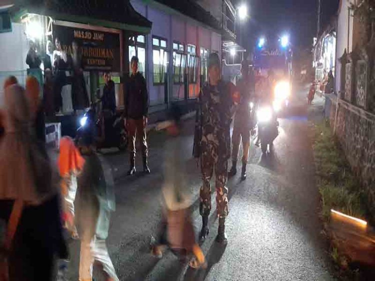 Babinsa Madukara Dampingi Takbir Keliling di Wilayah Binaan