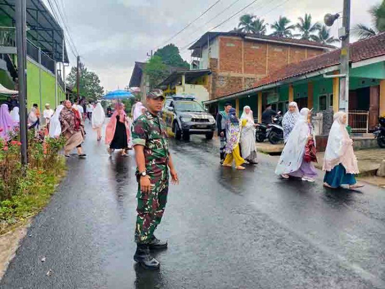 Berikan Rasa Aman, Babinsa Koramil Madukara Laksanakan Pengamanan Ibadah Sholat Idul Adha di wilayah Binaan