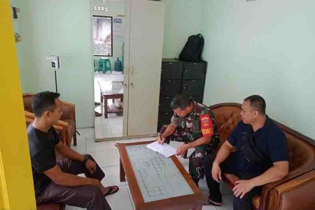 Komsos Dengan Security Pabrik Babinsa Madukara Ajak Semua Elemen Masyarakat Bersinergi Jaga Kondusifitas Wilayah