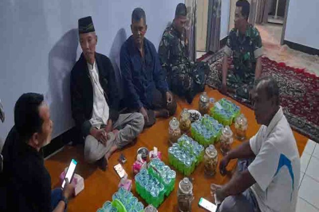 Ikut Berbelasungkawa, Babinsa Madukara Melayat Kerumah Purnawirawan Yang Meninggal Dunia