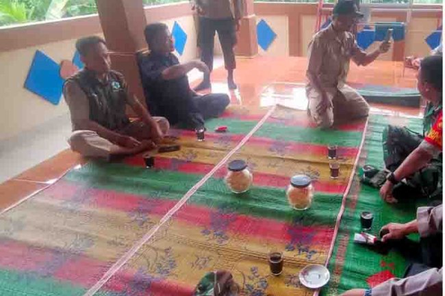 Babinsa Komsos Dengan Perangkat Desa dan masyarakat desa binaan