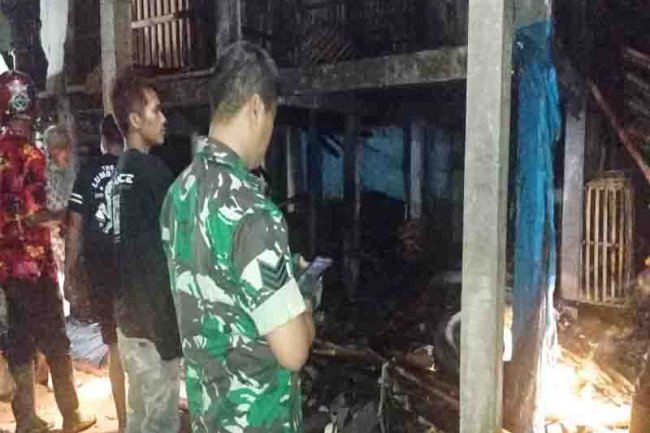 Dengan Sigap Babinsa Madukara Bantu Padamkan Api Yang Membakar Kandang Kambing Milik Warga
