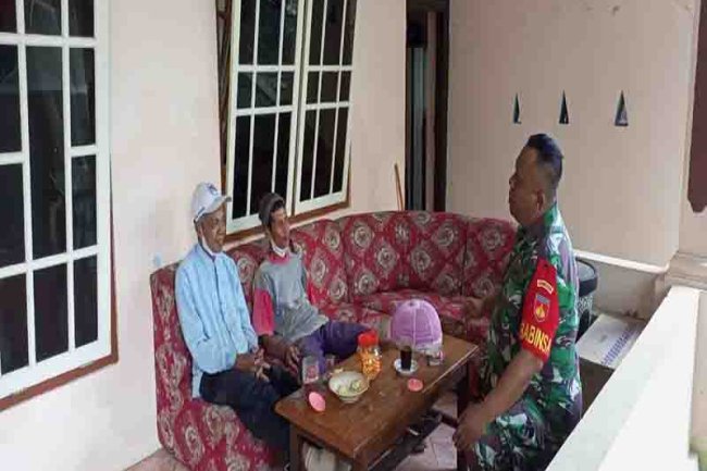 Babinsa Madukara Komsos Dengan Tokoh Masyarakat Di Wilayah Binaan