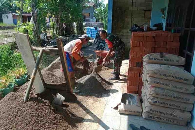 Selalu Ada Bersama Rakyat, Babinsa Bantu Renovasi Rumah Warga