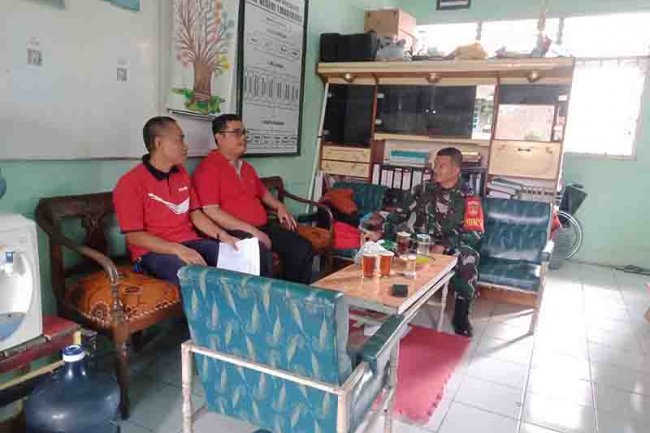 Babinsa Koramil Madukara Komsos Dengan Kepala Sekolah SMPN 1 Madukara