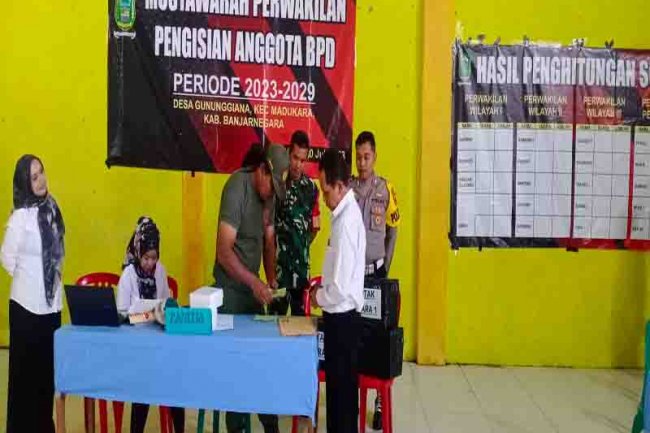 Babinsa Madukara Laksanakan Pemantauan Pemilihan Anggota BPD Di Wilayahnya