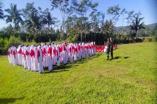 Pekan Disiplin Siswa Babinsa Madukara Latih PBB Siswa Siswi SMPN 1 MADUKARA