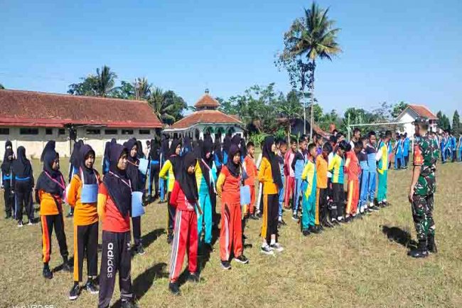 Masa Pengenalan Lingkungan Sekolah (MPLS) Babinsa Koramil Madukara Beri Materi Wasbang Pada Siswa-Siswi Baru