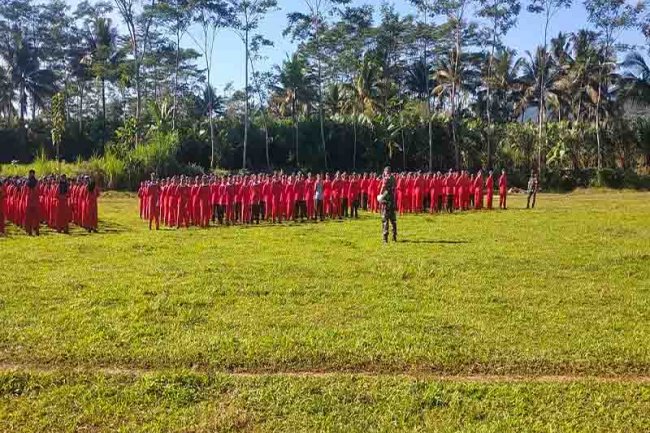 Pekan Disiplin Siswa Babinsa Madukara Latih PBB Siswa Siswi SMPN 1 Madukara