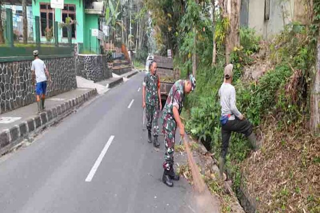 Peduli Lingkungan, Babinsa Bersama Warga Gotong Royong Bersihkan Rumput Kanan Kiri Jalan