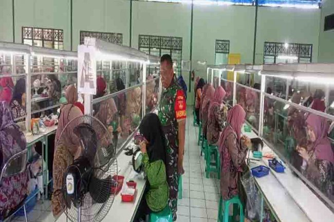 Tingkatkan Kerjasama, Babinsa Laksanakan Komsos di Kantor PT HANMII