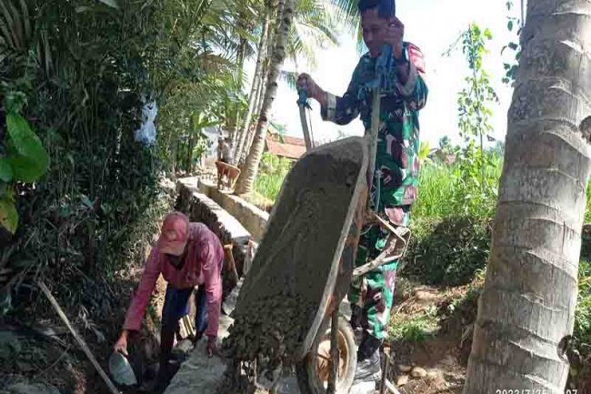 Babinsa Madukara Laksanakan Karya Bakti Pembangunan Saluran Irigasi