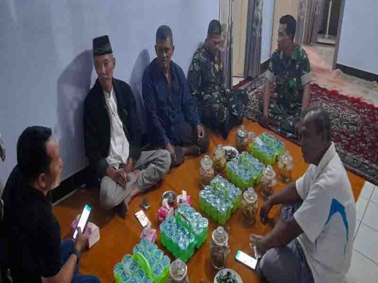 Ikut Berbelasungkawa, Babinsa Madukara Melayat Kerumah Purnawirawan Yang Meninggal Dunia