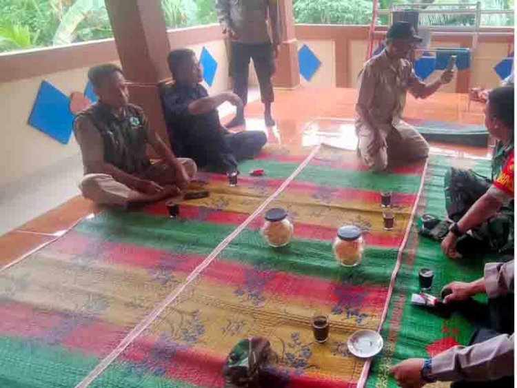 Babinsa Komsos Dengan Perangkat Desa dan masyarakat desa binaan