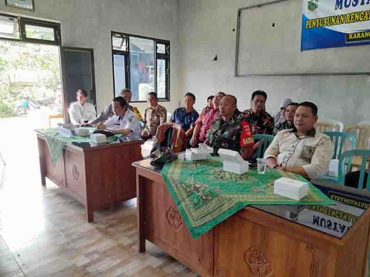 Babinsa Koramil Madukara Laksanakan Pemantauan Pemilihan Anggota BPD Di Wilayahnya