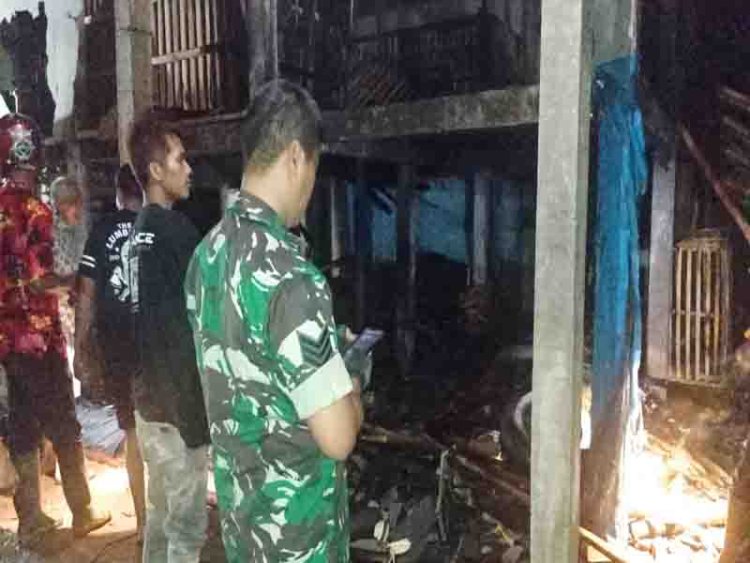 Dengan Sigap Babinsa Madukara Bantu Padamkan Api Yang Membakar Kandang Kambing Milik Warga