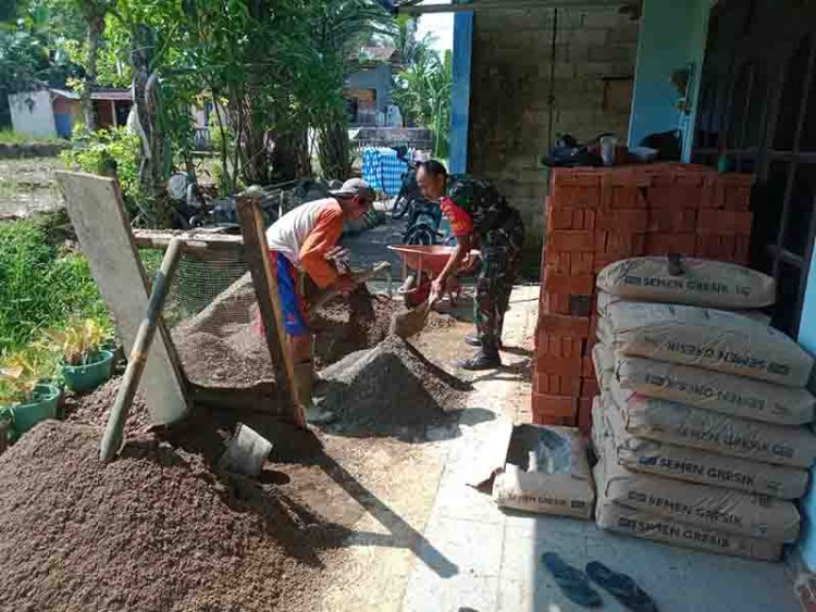 Selalu Ada Bersama Rakyat, Babinsa Bantu Renovasi Rumah Warga