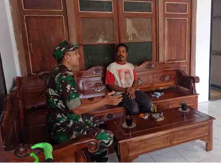 Babinsa melaksanakan Komsos Dalam rangka meningkatkan silaturahmi