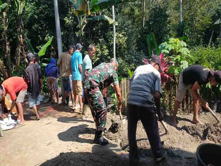 Mewujudkan Lingkungan Kondusif, Babinsa Madukara Bantu Warga Bangun Pos Kamling