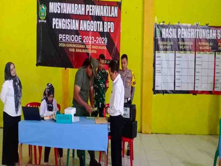 Babinsa Madukara Laksanakan Pemantauan Pemilihan Anggota BPD Di Wilayahnya