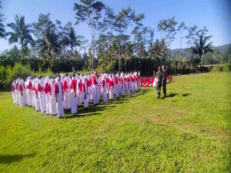 Pekan Disiplin Siswa Babinsa Madukara Latih PBB Siswa Siswi SMPN 1 MADUKARA