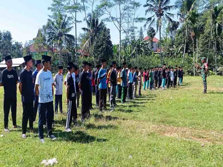 Babinsa memberikan pelatihan Peraturan Baris Berbaris dan Wawasan kebangsaan