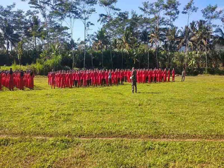 Pekan Disiplin Siswa Babinsa Madukara Latih PBB Siswa Siswi SMPN 1 Madukara