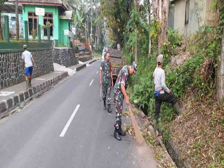 Peduli Lingkungan, Babinsa Bersama Warga Gotong Royong Bersihkan Rumput Kanan Kiri Jalan