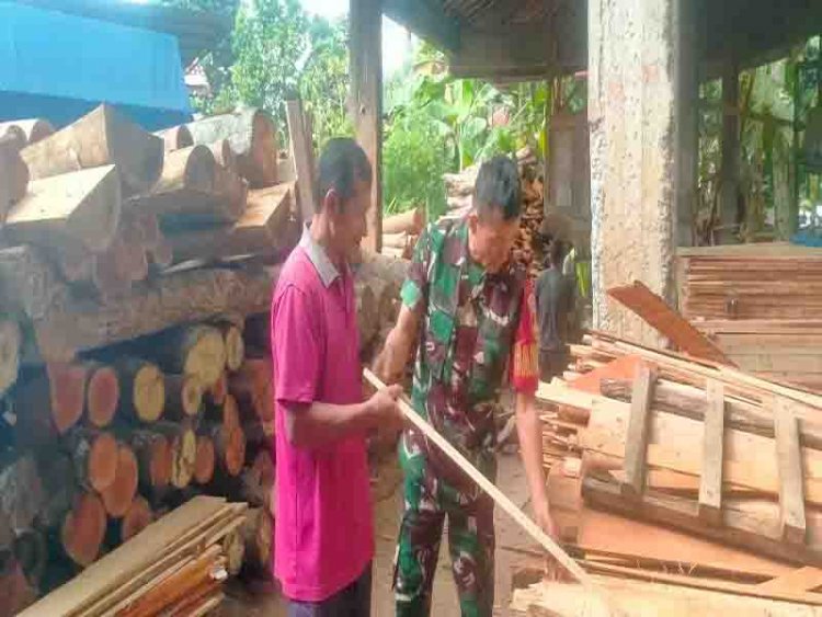 Babinsa Koramil 14 Madukara melaksanakan kegiatan Komsos pengusaha gergaji kayu