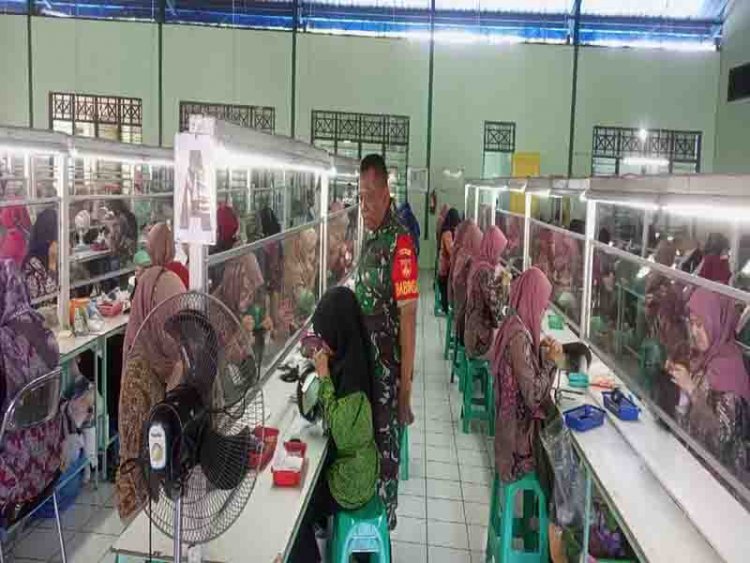 Tingkatkan Kerjasama, Babinsa Laksanakan Komsos di Kantor PT HANMII