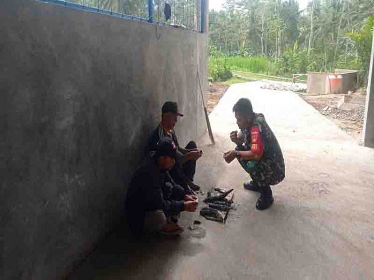 Mewujudkan Keakraban, Babinsa Madukara Komsos Dengan Warga Binaan 