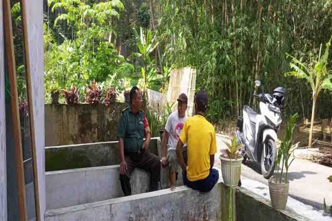 Mewujudkan Keakraban, Babinsa Madukara Komsos Dengan Warga Binaan