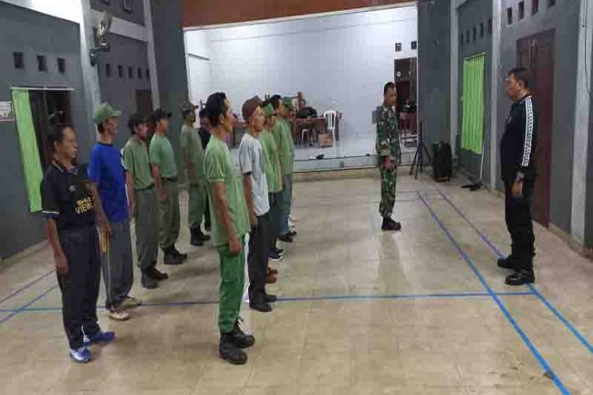 Wujudkan Linmas Yang Tangguh, Babinsa Koramil Madukara Latih PBB