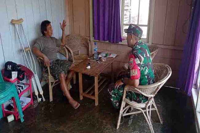 Wujud Kepedulian seorang Babinsa Membesuk Warga Binaan Yang Sakit