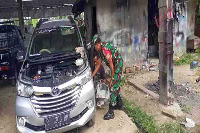 Komsos Di Bengkel Mobil, Babinsa Koramil Madukara Berikan Motivasi