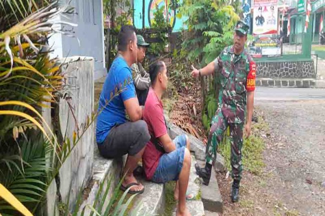 Babinsa Madukara Komsos Dengan Sopir Truk Agar Hati Hati Dijalan