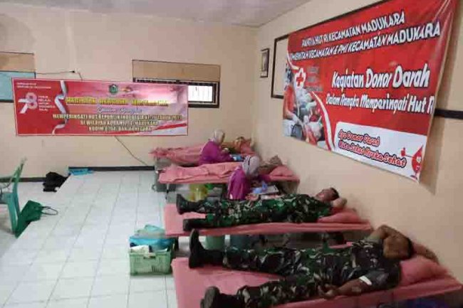 Rangkaian HUT Kemerdekaan RI ke 78 Babinsa Madukara Ikut Serta Dalam giat Donor Darah