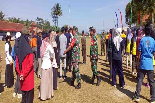 Babinsa Koramil Madukara Banjarnegara Latih Defille Untuk Gelar Aparatur