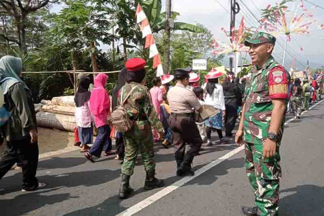 Babinsa Madukara Amankan Jalan Sehat Warga Binaannya