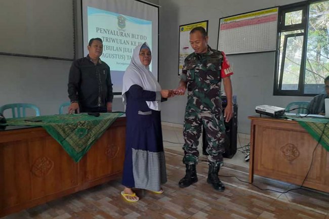 Pastikan Berjalan Lancar, Babinsa Dampingi Penyaluran BLT Dana Desa