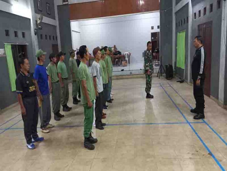 Wujudkan Linmas Yang Tangguh, Babinsa Koramil Madukara Latih PBB