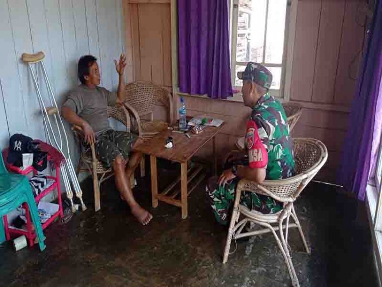 Wujud Kepedulian seorang Babinsa Membesuk Warga Binaan Yang Sakit