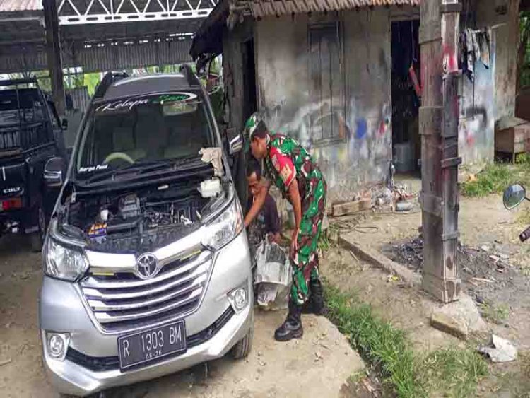 Komsos Di Bengkel Mobil, Babinsa Koramil Madukara Berikan Motivasi