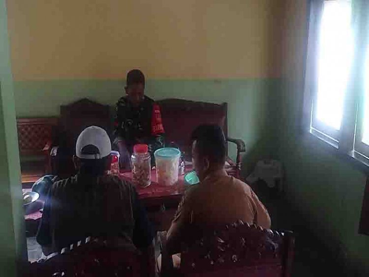 Babinsa Komsos Dengan Tokoh Masyarakat Di Wilayah Binaan