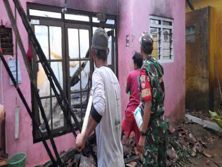 Gerak Cepat, Babinsa Koramil 14/Madukara Bantu Padamkan Kebakaran Rumah Warga