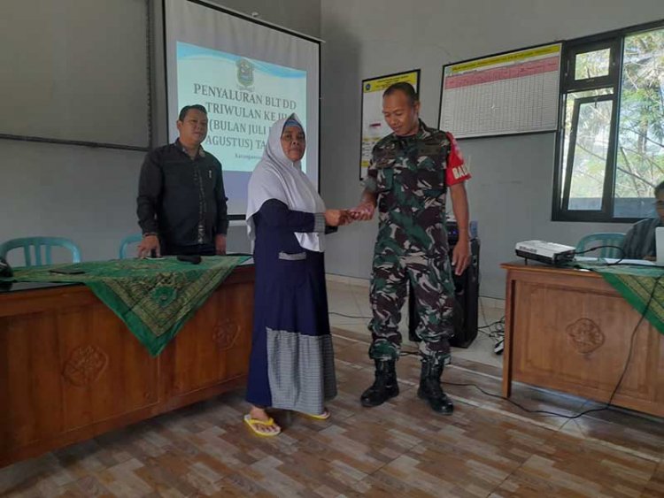 Pastikan Berjalan Lancar, Babinsa Dampingi Penyaluran BLT Dana Desa