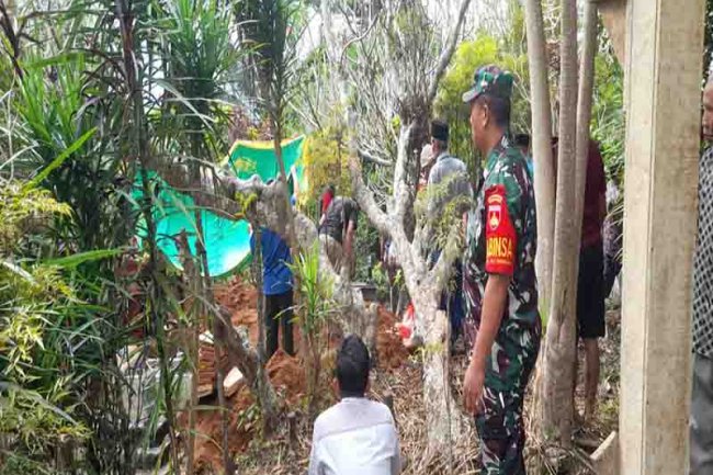 Wujud Kepedulian Babinsa Hadiri Pemakaman Warga Binaannya